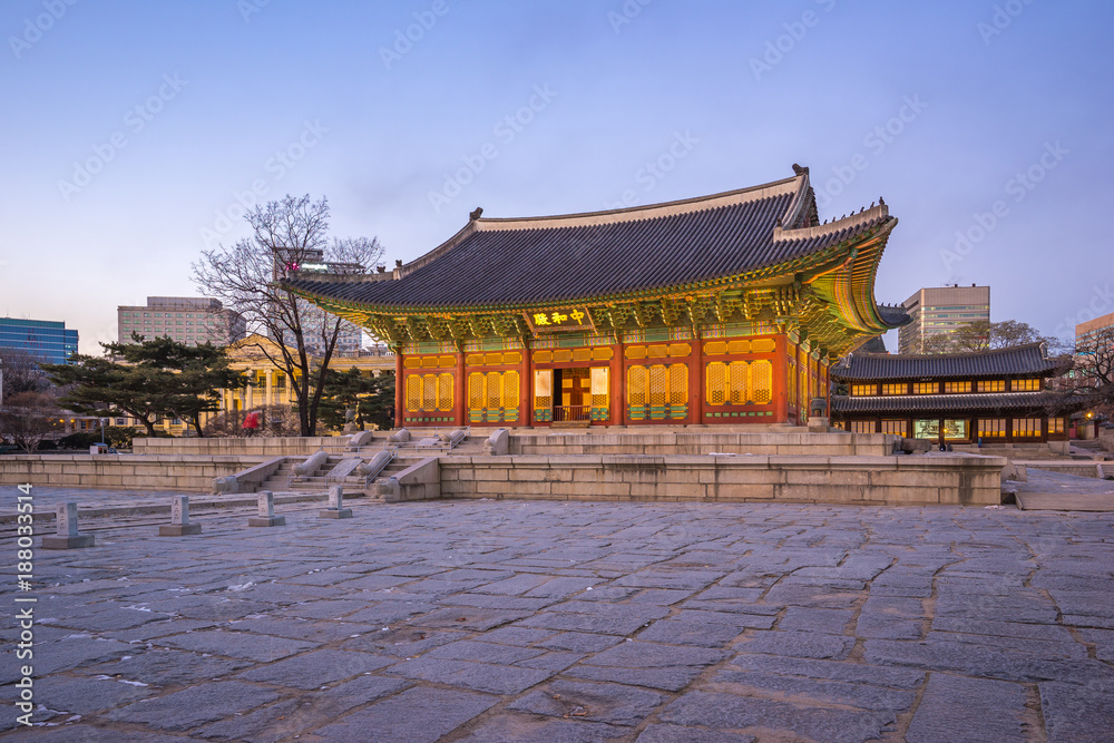 Obraz premium Pałac Deoksugung o zmierzchu w mieście Seul w Korei.