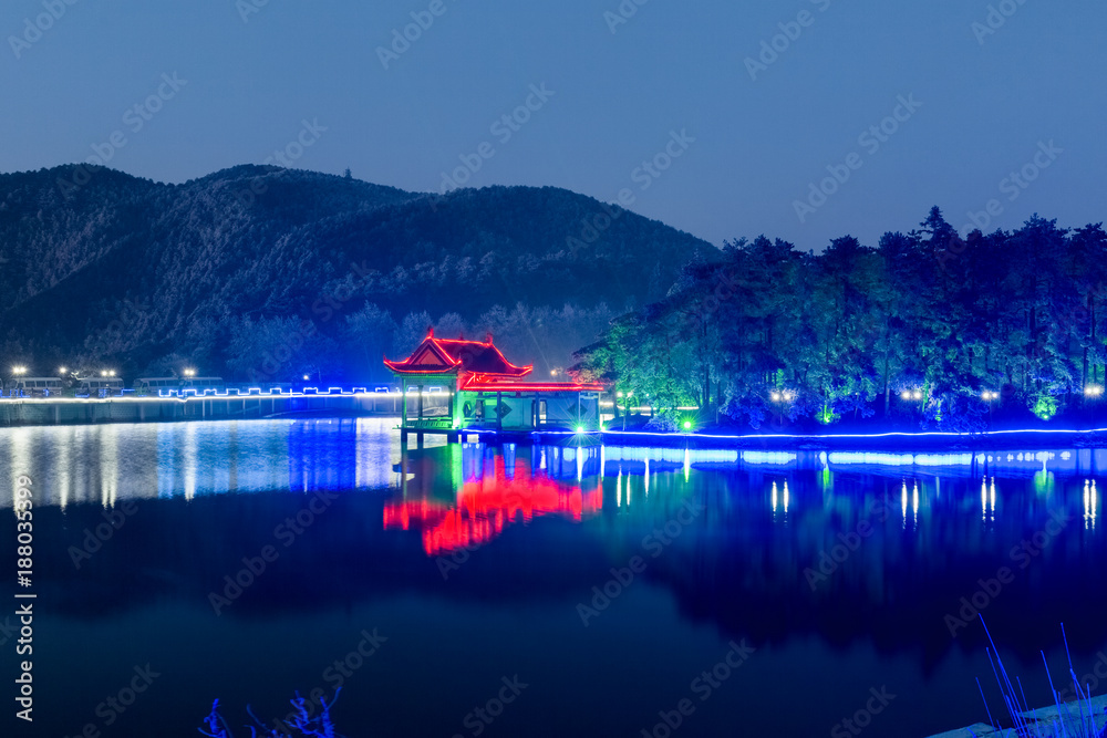 Obraz premium night view of mount lushan