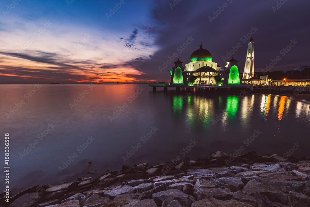 Obraz premium Beautiful mosque at dusk with dramatic sky.