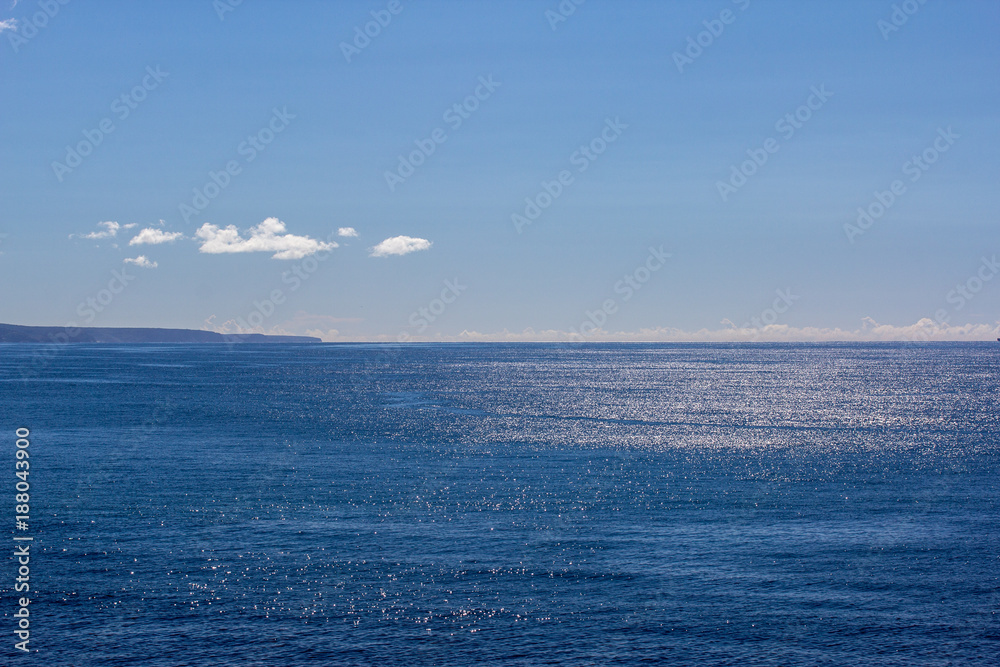 Fototapeta premium Blue shimmering sea and sky