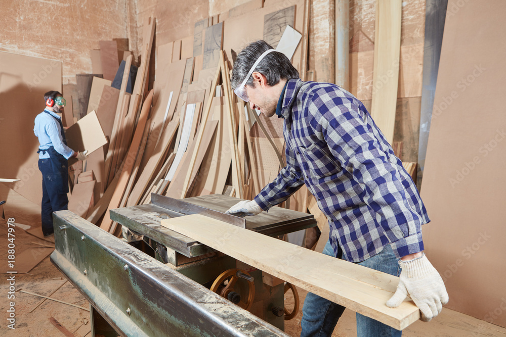 Schreiner sägt ein Holz Brett