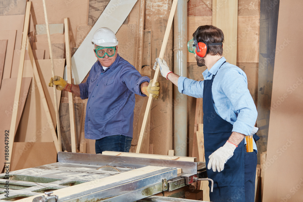 Schreiner arbeiten in Teamwork Schreiner arbeiten in Teamwork