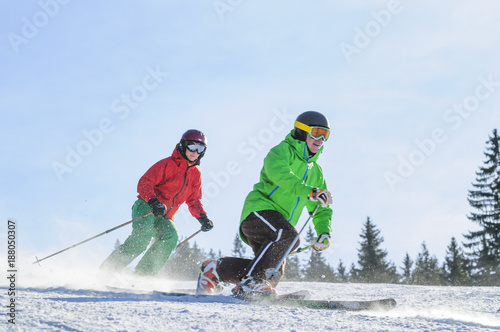 elegant Skifahren im Telemark-Stil