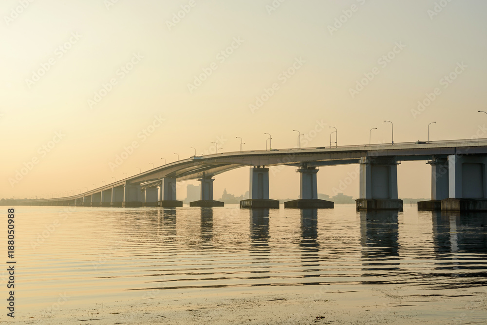 朝焼けの琵琶湖大橋