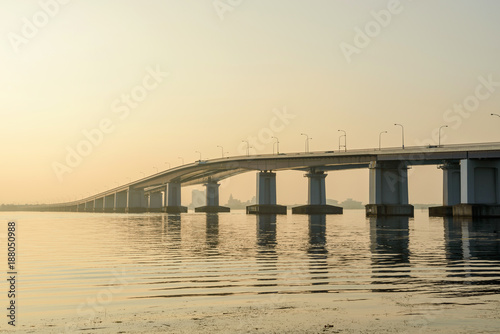 朝焼けの琵琶湖大橋 © mtaira