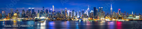 Manhattan Skyline bei Nacht, New York City, USA © eyetronic