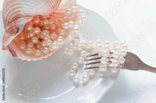 Obraz na plátně The abundance of life - precious necklace of pink pearls in the dish of destiny