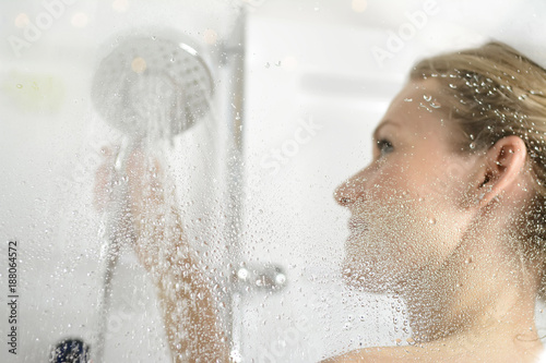 Frau  unter der Dusche