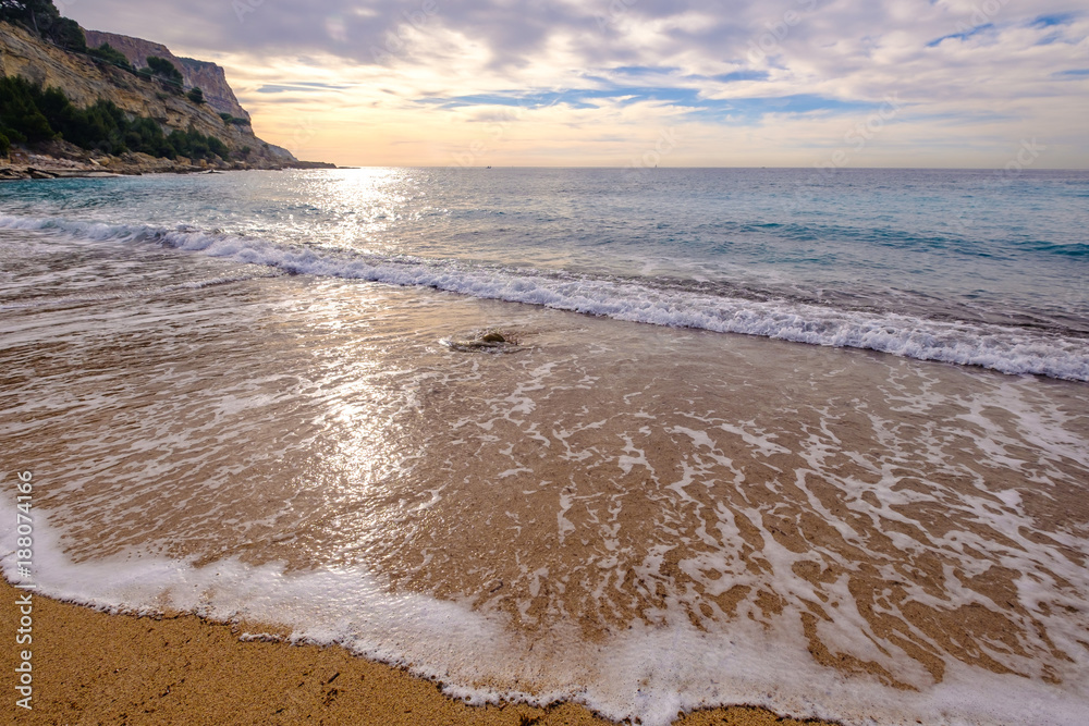Plage de village de Cassis, Provence, France. Vue sur la falaise Cap Canaille.