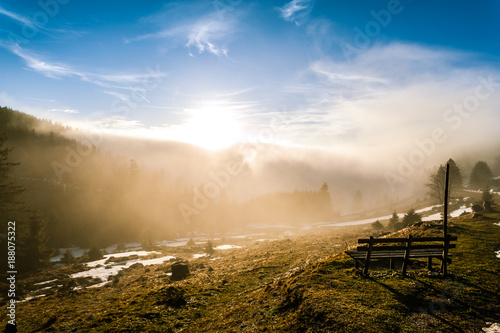 Sinkende Sonne über dem Hochnebel