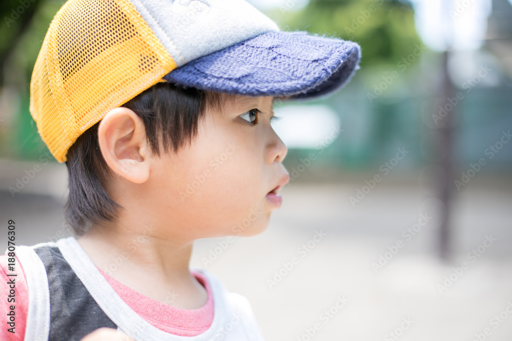 帽子をかぶった子供の横顔のアップ Stock 写真 Adobe Stock