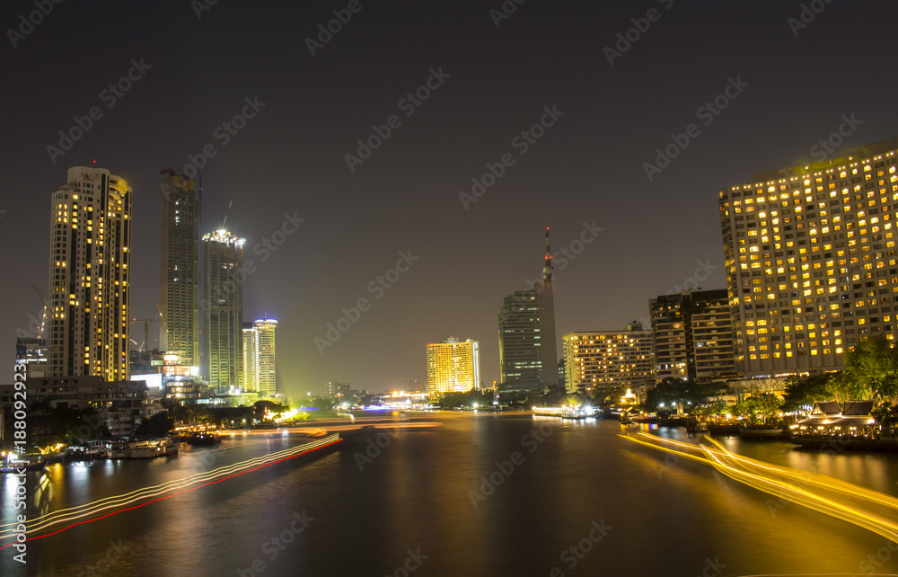 Obraz premium Chao Phraya River Boat Building Boat Trip And beautiful night lighting