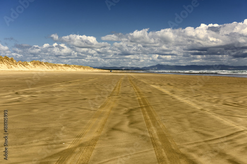 Reifenspuren am Ninety Mile Beach in Neuseeland