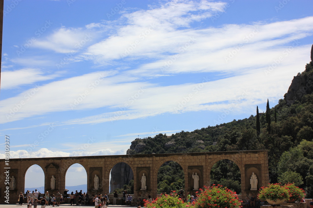 Obraz premium Beautiful bridge and the trees above the sky
