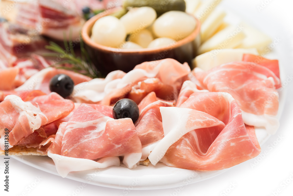 Vassoio di prosciutto crudo e altri cibi italiani