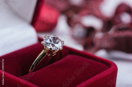 Foto Diamond wedding ring in a red gift box
