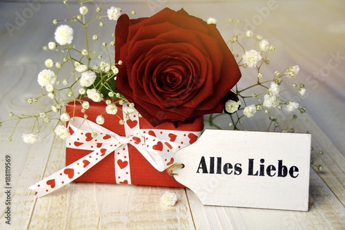 Rote Rose mit Geschenk zum ...