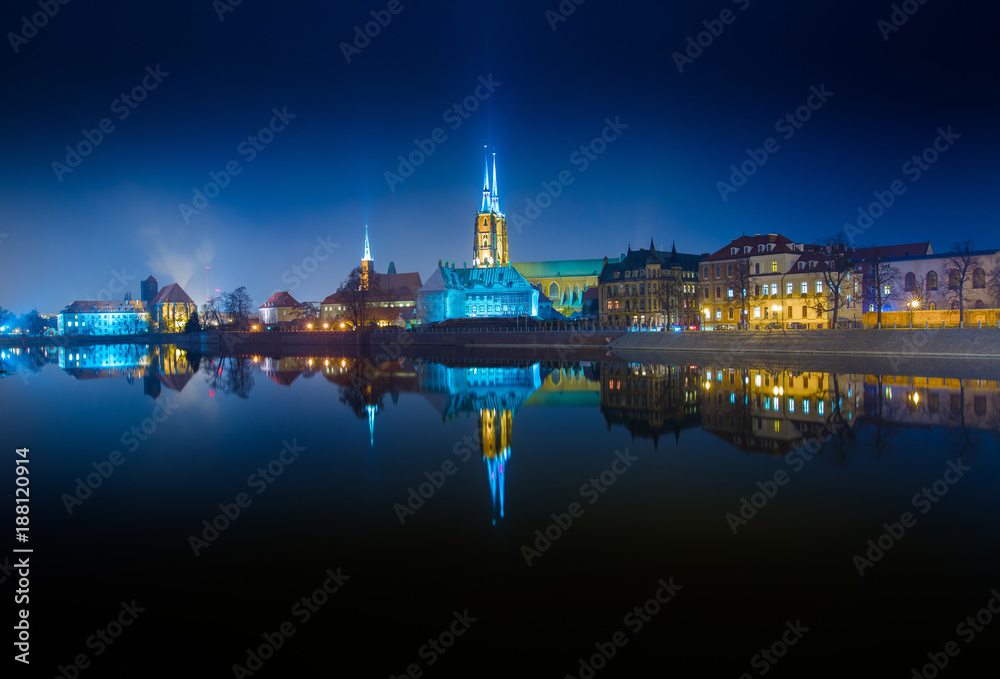 Obraz premium Panoramic view of famous old island Tumski with cathedral of St. John reflection in the Odra river at dusk. Wroclaw, Poland, EU. A long time shutter exposure.
