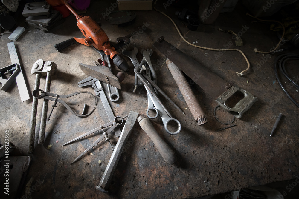 Fototapeta premium Używane narzędzia ręczne vintage na drewnianej ławce