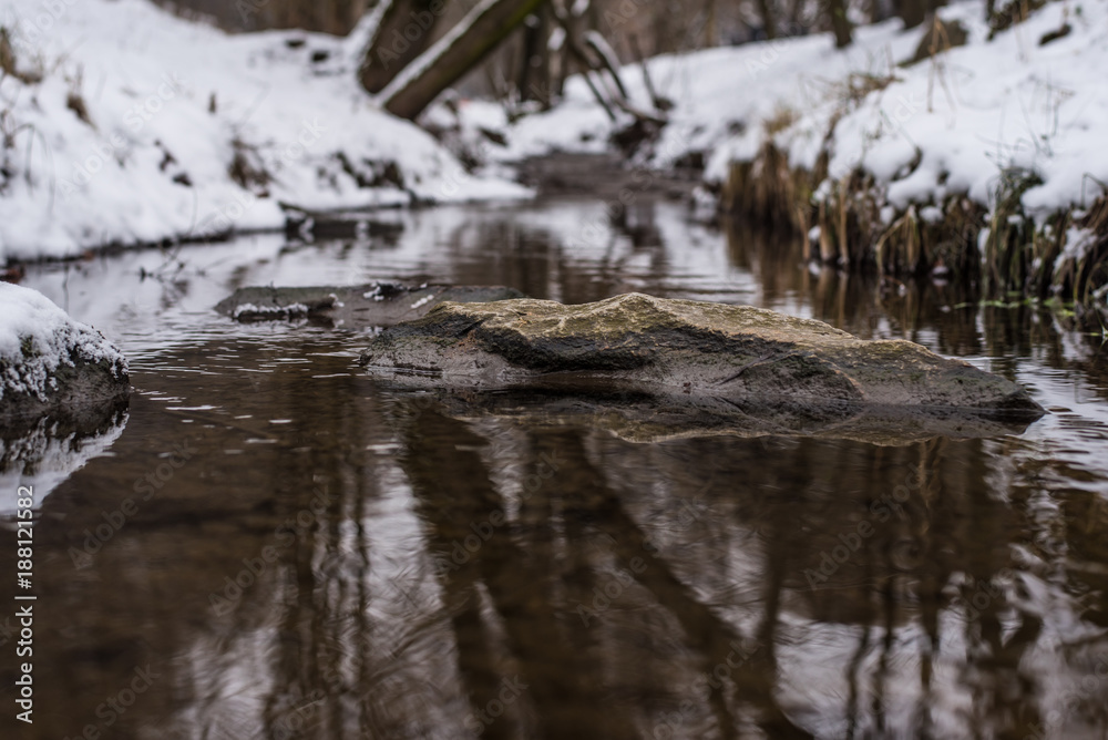 Obraz premium Snow and ice in the spring stream