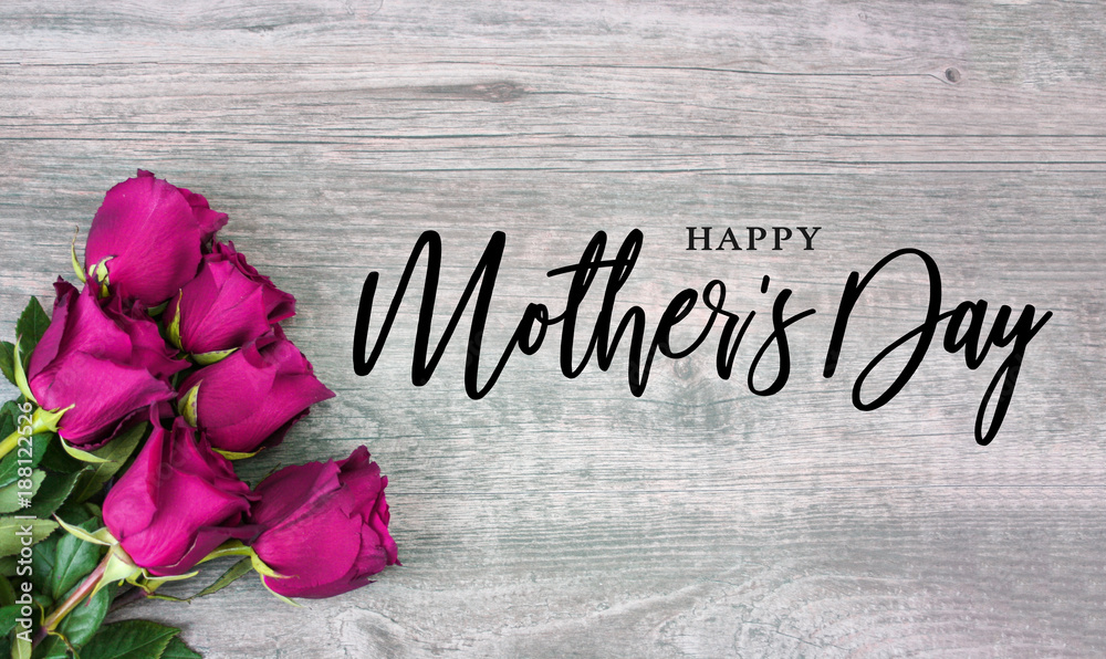 Fototapeta Kaligrafia szczęśliwy dzień matki z różowe róże na tle rustykalnym drewna