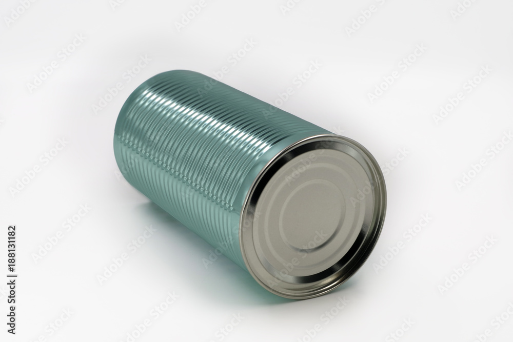 Blechdose, türkis-metallic, liegend auf weiß isoliert Blechdose, türkis-metallic, liegend auf weiß isoliert