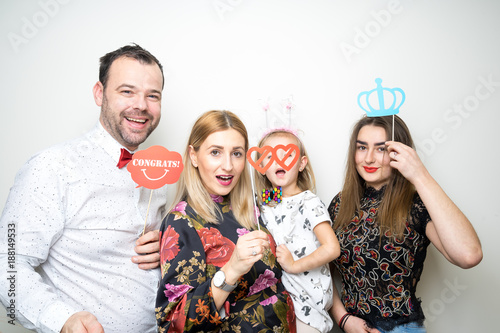 Obraz na płótnie photo booth family dad mom daughter baby girl pose plain white background studio w salonie