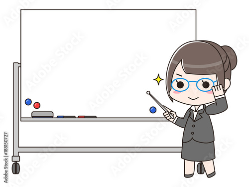 ホワイトボードの前に立つ得意気な女性　小物あり　