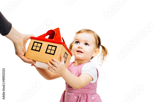 Fotografia toddler girl receiving a house