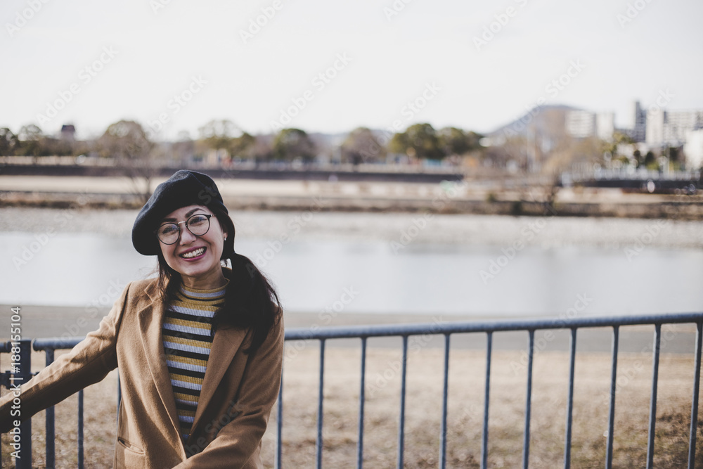 陽気な日本人女性 屋外 冬