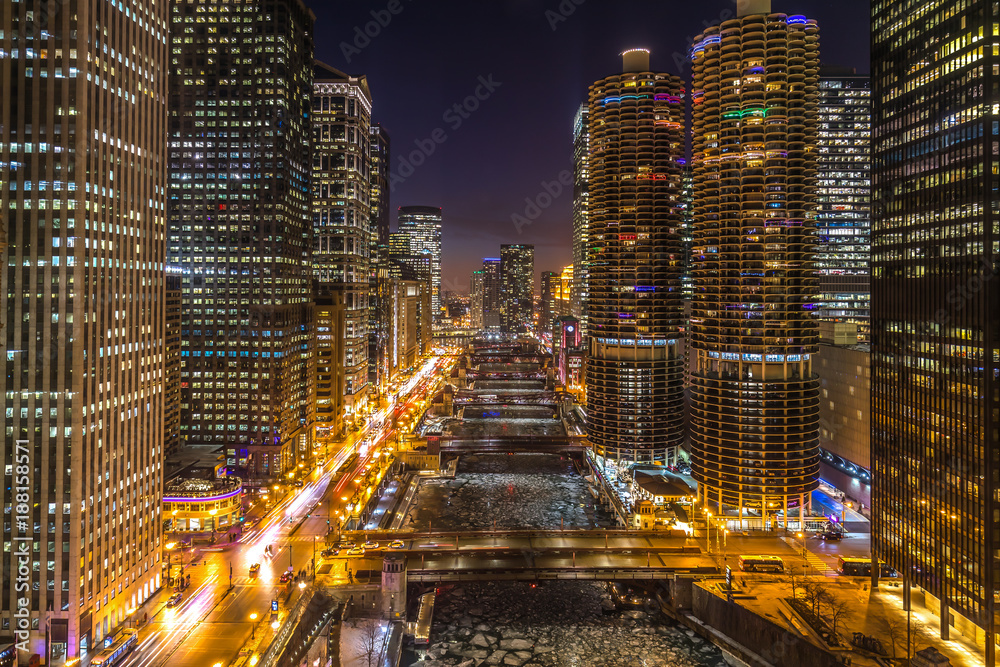 Obraz premium Chicagowska noc linia horyzontu rzeka i budynki