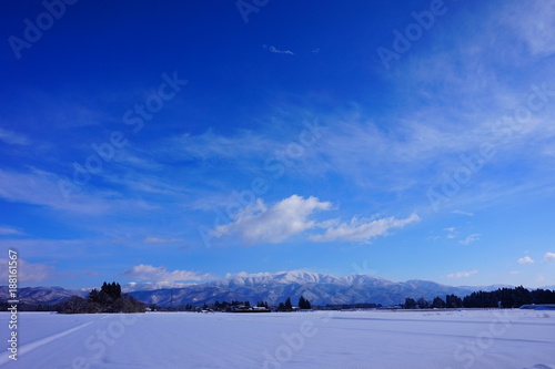 秋田県の冬景色　雪　青空　雲　奥羽山脈 © amosfal