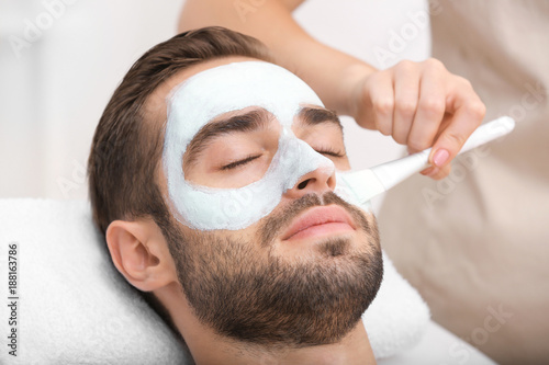 Obraz na plátně Man having cosmetic mask in spa salon