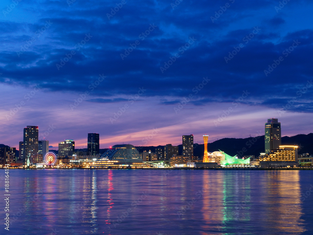 神戸港 ポートアイランドから見る中突堤の夜景