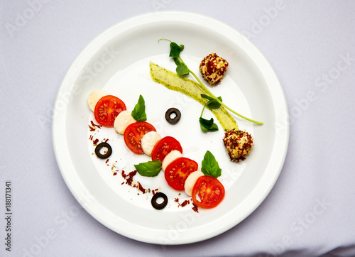 Udekorowany talerz zieleniną i warzywami dla dania mięsnego