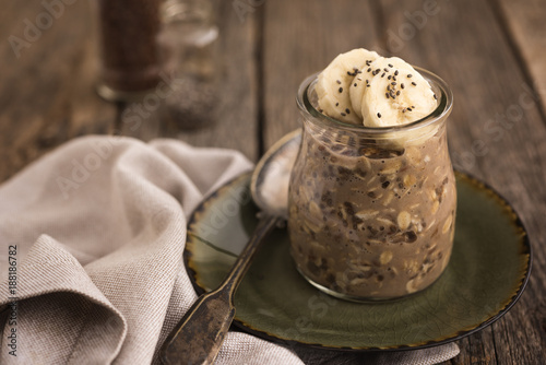 Foto Overnight oats with chia seeds and banana