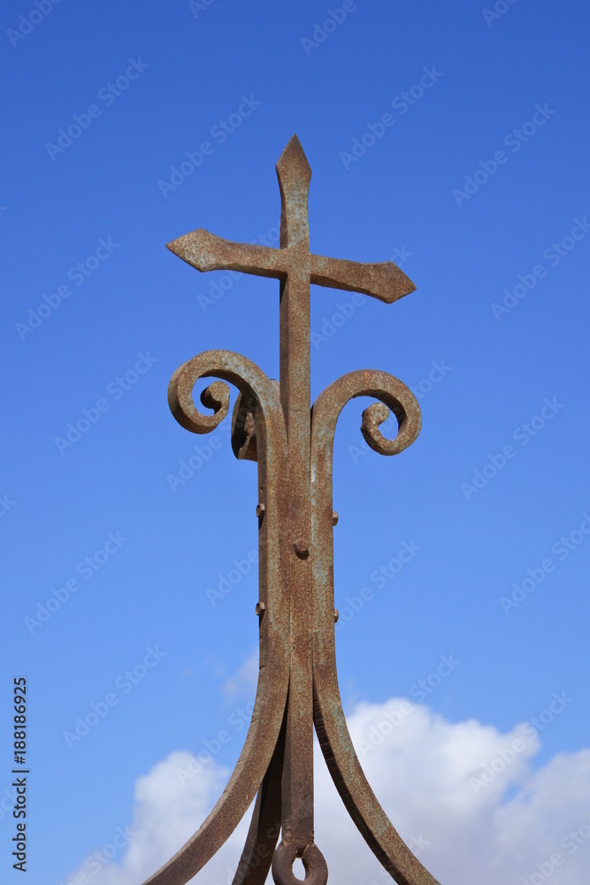 Kreuz aus Stahl am alten Brunnen auf dem Berg Nebo in Jordanien Kreuz aus Stahl am alten Brunnen auf dem Berg Nebo in Jordanien
