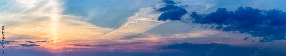Fototapeta premium panorama tła. promień słońca przedostaje się przez chmury. zachód słońca i wschód słońca