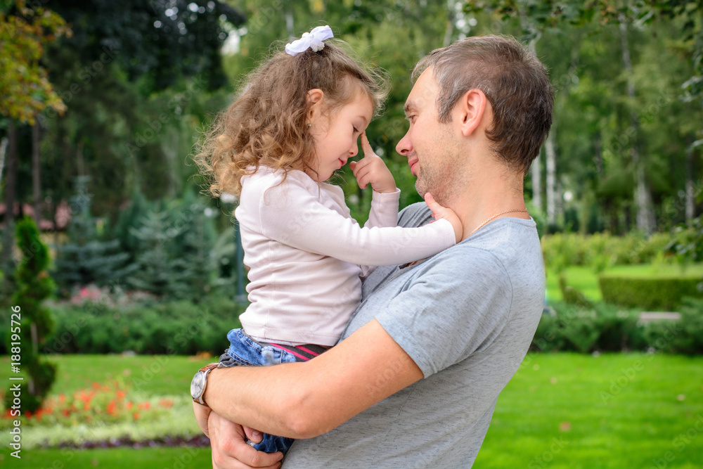 The daughter thinks in the hands of his father The daughter thinks in the hands of his father