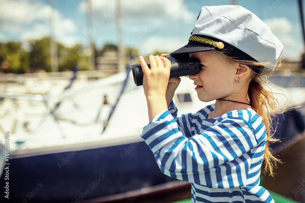 Obraz premium Children's game, look for adventure .