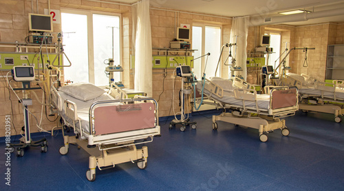 Obraz na płótnie modern medical bed and a special device in the modern ward of resuscitation in the hospital (patient recovery, death - concept) w salonie