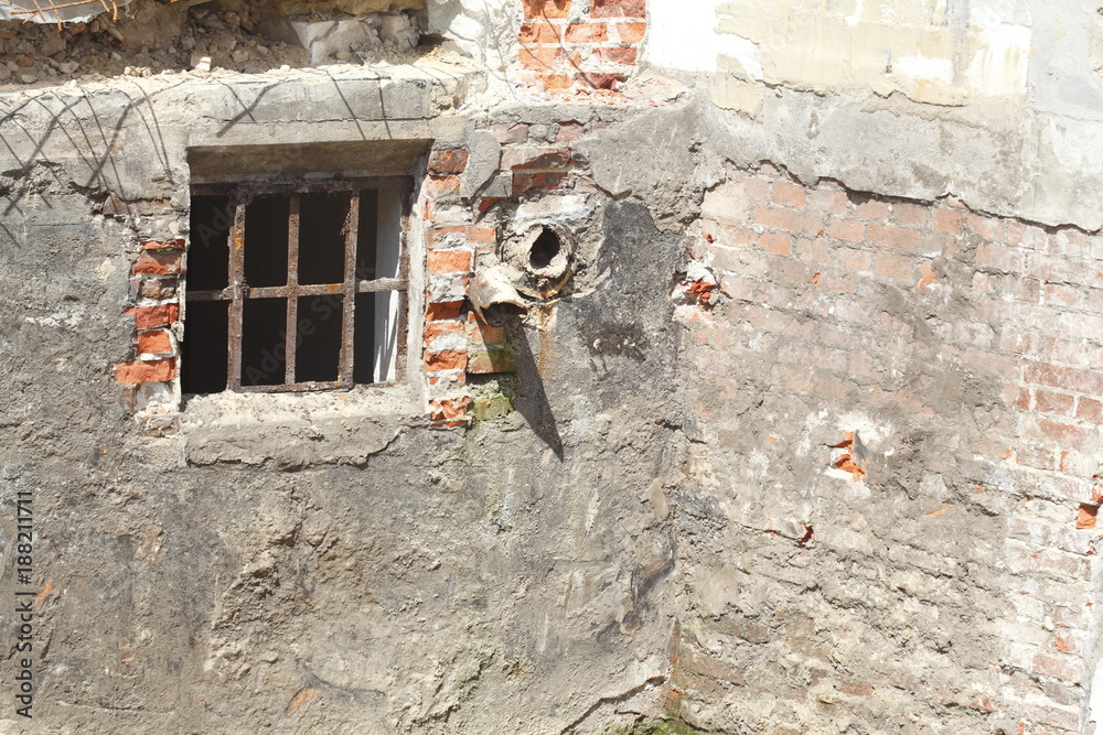 Altes Fenster an alter Verfallener Hauswand