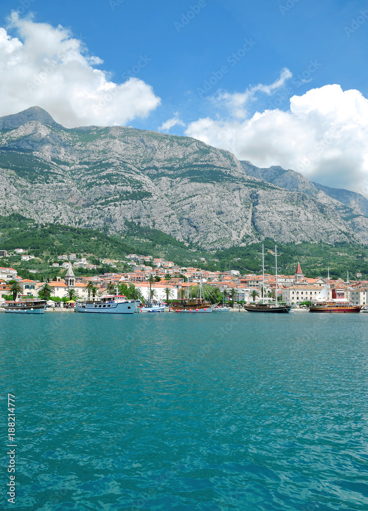 Blick auf Makarska Stadt an der Makarska Riviera,Dalmatien;Kroatien