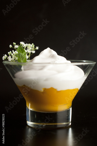 Coulis de mango y espuma de coco y lichi