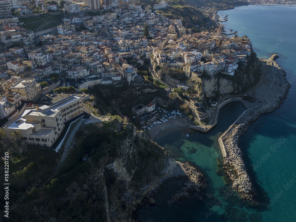 Vista aerea di Pizzo Calabro, molo, castello, Calabria, turismo Italia. Vista dal mare. Case sulla roccia. Sulla scogliera si staglia il castello aragonese