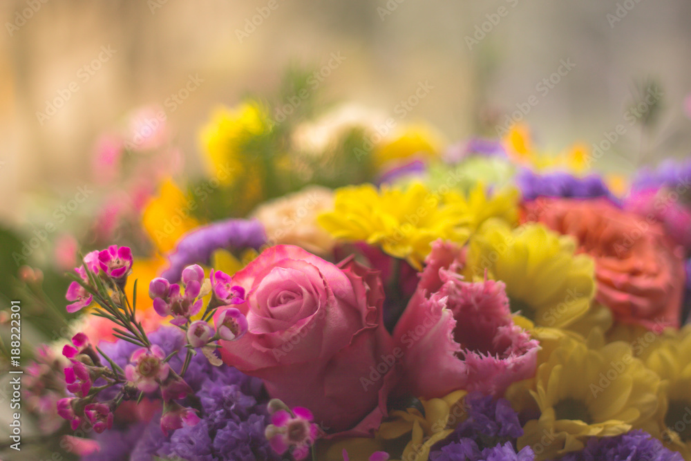 flowers kwiatkwiaty rose róże bukiet bokeh roślinyzieleń kwiaciarnia bajka piękno ntura przyoda pąki kwiatostan - obrazy, fototapety, plakaty 
