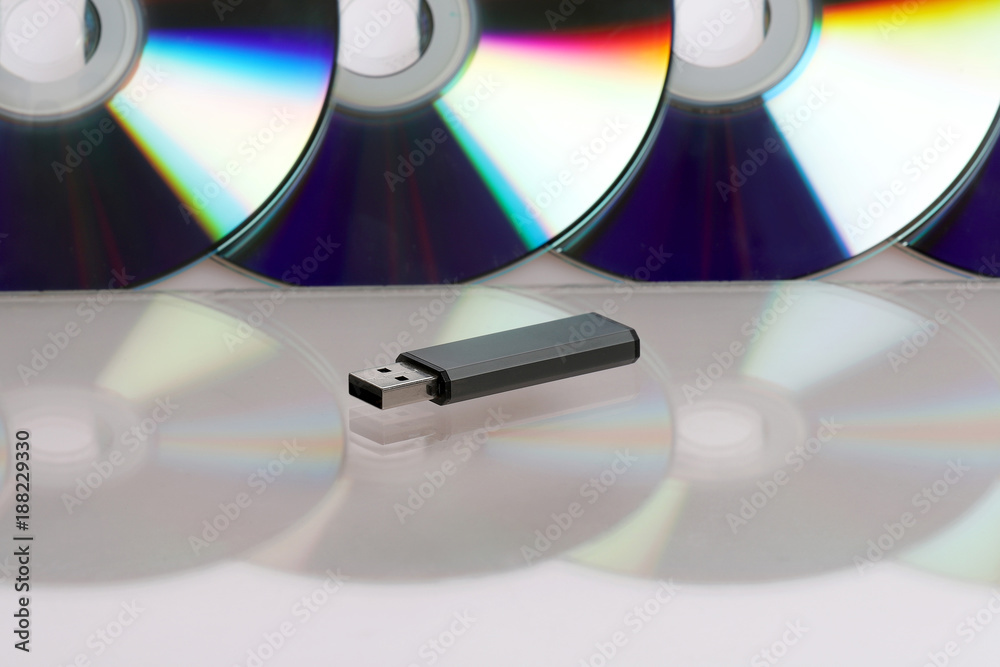 USB-Stick und CD-Rohlinge im Hintergrund USB-Stick und CD-Rohlinge im Hintergrund