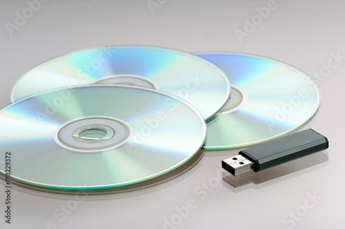 CD Rohlinge und ein USB-Stick