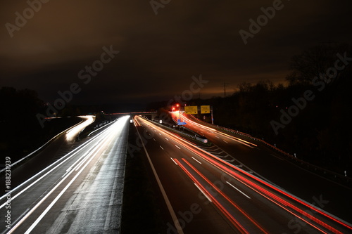 Autobahn nachts, Lichterfluß