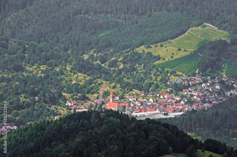 Traumhafter Blick auf ein Dorf im Schwarzwald Süddeutschland